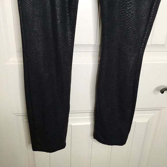 Good American Good Legs Metallic Snake Print Skinny Jeans in Black. - Picture 7 of 12
